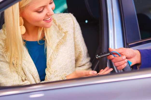 Местоположение замка капота на панели автомобиля